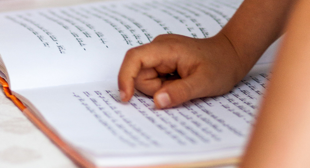 A lamb who wants to be a piglet? The title might sound a bit strange to some people, to others it is more familiar, and to others it might not interest them. But the truth is that the effort that Dutch author Pim Lammers makes with his book by the same name is great. Listening to Pim Lammers speak, the first impression is that he is an introverted and somewhat shy young European. But the truth is that when he explains what he wanted to do with his books "The Lamb Who is a Pig" and "The Peasant and the Vet", it is possible to see that his feelings are reflected through these illustrated stories, so he has found a perfect way to explain what it is to be trans or gay, respectively. The lamb that is a little pig And if you manage to detail the whole framework of his books, you can realise that a simple metaphor can be very powerful in explaining things that for some people are very difficult to understand. For example, in "The Lamb Who Is a Little Pig" he tells how the lambs often start to go crazy and murmur because one of them starts acting "weird", like a pig. For most people on the farm, where the story takes place, it seems crazy to think that this could happen. So after several stages, the lambs realise that the one they once thought was one of them was actually a pig. Underneath its wool was a pink skin and a piggy attitude. It was there that they all realised that this one had always been a piglet. With this simple analogy, Pim Lammers was able to explain to young students from different degrees at the Universidad Libre on Tuesday how gender identity can be addressed with children and adolescents. The faces of many were astonished because, in a conservative culture like Colombia's, it is difficult to find children's books that talk about sexual and gender diversity. However, the topic managed to cause such curiosity that questions were not long in coming. How can we talk in our families about diversity if, in many cases, they do not accept a gay person? What advice would you give to a young person who is afraid to come out of the wardrobe? How can we start teaching about LGBT people without censorship?" These and other questions were part of the debate generated by the event with the Dutch author, in which Maritztha Sandoval, from the Fundación Grupo de Acción y Apoyo a Personas Trans, also participated. Beyond telling you the plot of this book (which we recommend you to read), the interesting thing is to see that young people in our country are interested in learning more and more about sexual/gender diversity and they want future generations to learn as well.